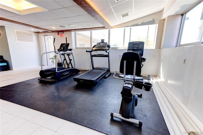 Building Photo - 170 W Broadway