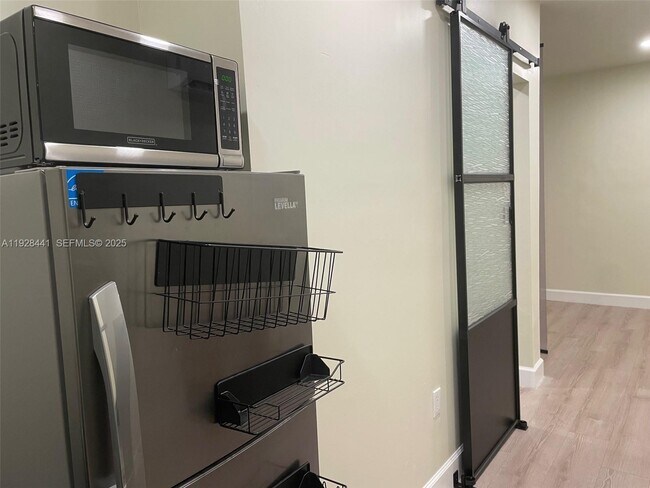 Building Photo - 14121 Kendale Lakes Blvd