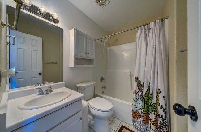 Building Photo - $2222 | 3BR/3BA | Pueblo West Gem!