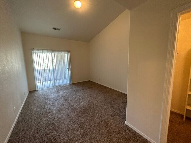 Building Photo - Spacious 2 bedroom and 2 bath.