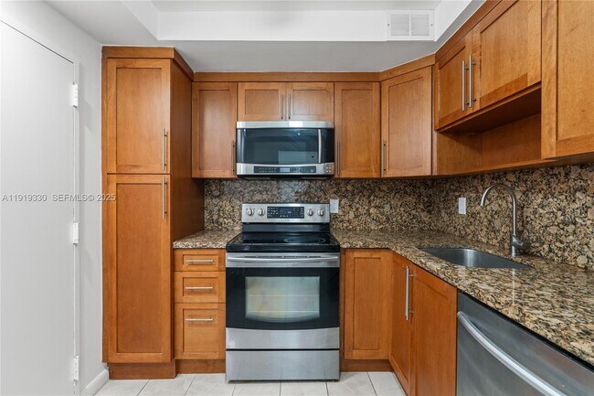 Building Photo - 4101 Pine Tree Dr