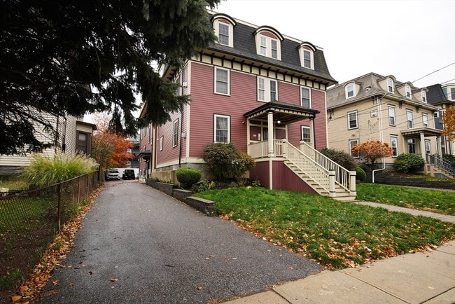 Building Photo - 95 Dix St