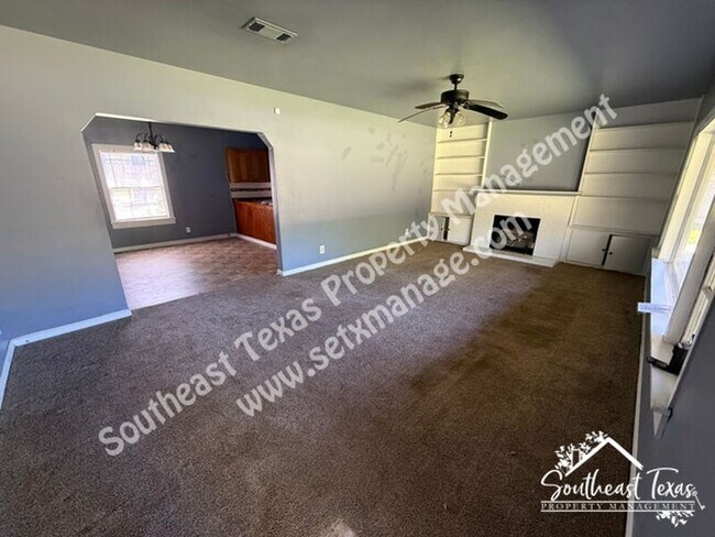 Building Photo - 3255 Charles St