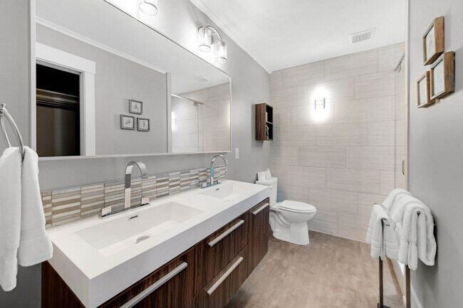 Building Photo - 135 Misty Cove Ln