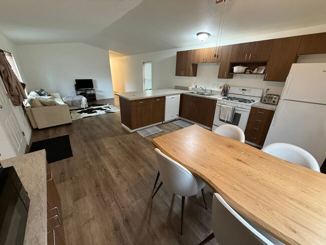 Building Photo - 3 Bedroom 1 Bath Fully Updated Home in Cli...
