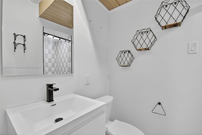 Building Photo - 630 NE 14th Ave