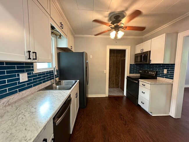 Building Photo - Adorable Three Bedroom Home with Central Air!