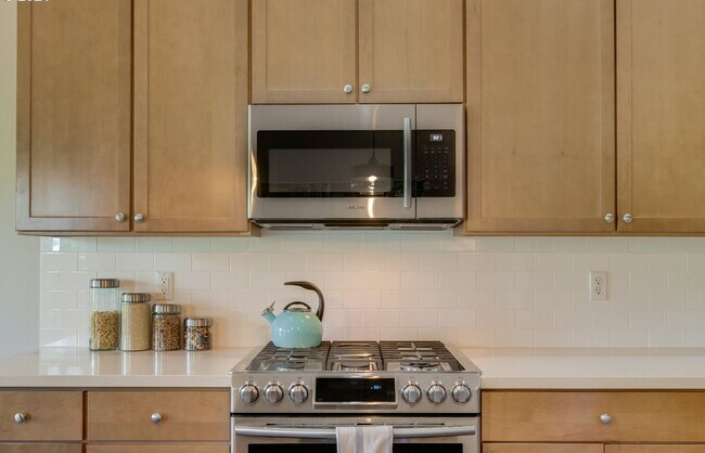 Building Photo - Spacious Happy Valley Townhome Featuring Three Bedrooms, Two Balconies & Attached Garage