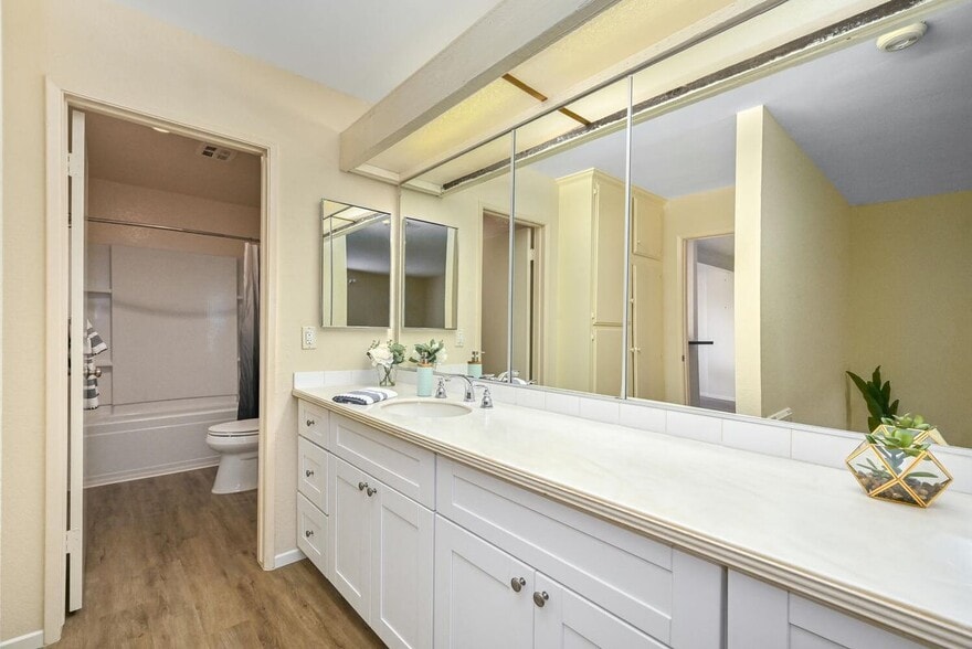 Building Photo - 23732 Hillhurst Dr