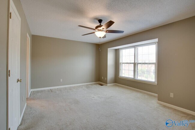 Building Photo - 1008 Heatherwood Dr SE