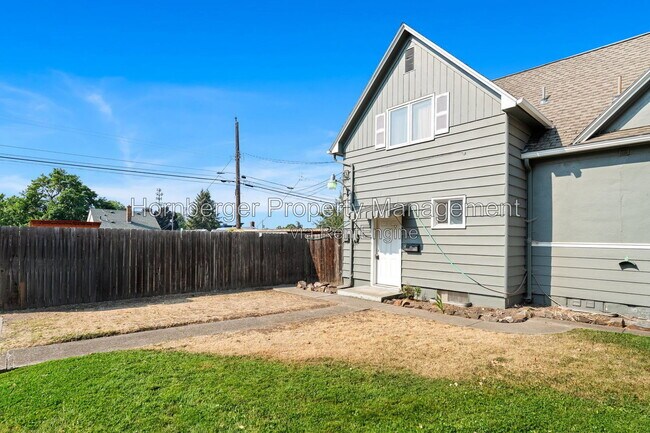 Building Photo - 1619 N Oak St
