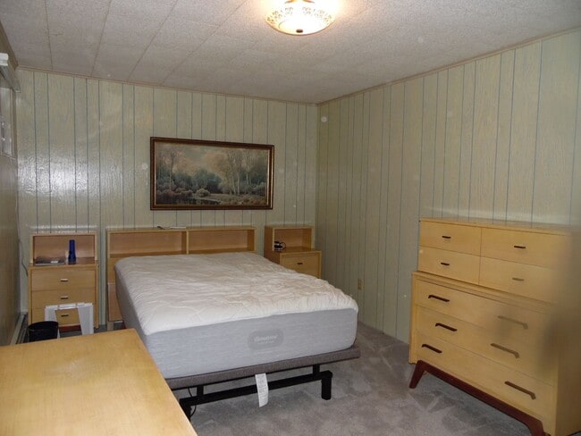 Building Photo - 3 bedroom Home