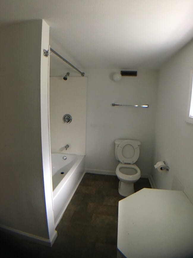 Building Photo - Radford (West End), 2 BR / 1 BA, Available August