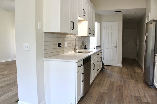 Building Photo - Stunning Move-In Ready Home in Hendersonville – Minutes from Old Hickory Lake!