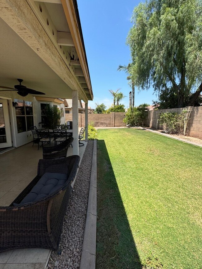 Building Photo - Stunning 3 bedroom, 2 bath home