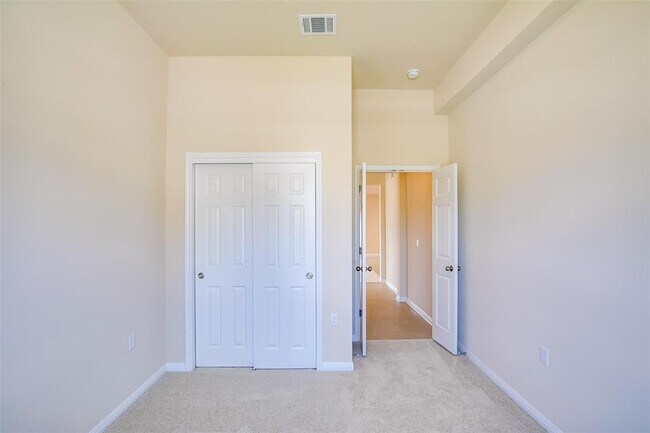 Building Photo - 905 Falkland Trace