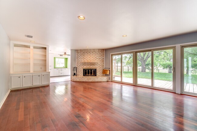 Building Photo - 3927 Pleasant Valley Dr