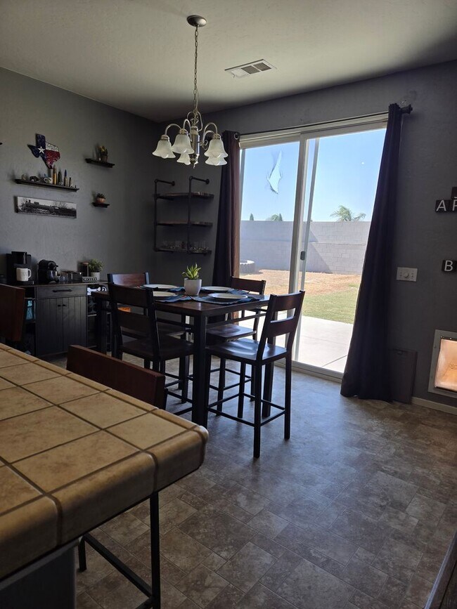 Building Photo - 4 BR 2 BA Availble Nov 18th