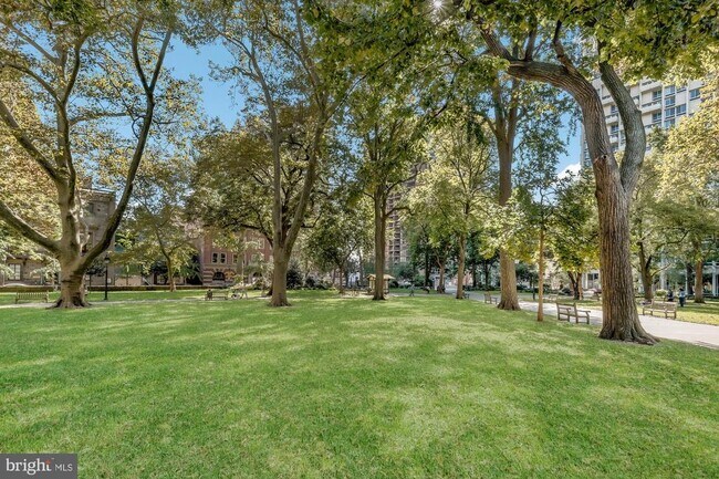 Building Photo - 704 S Washington Square