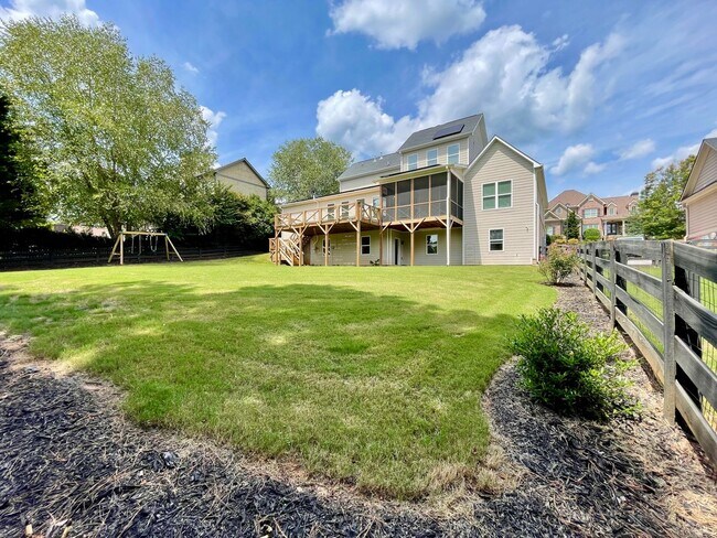 Building Photo - Gorgeous 5 bedroom 3.5 bath home in desira...