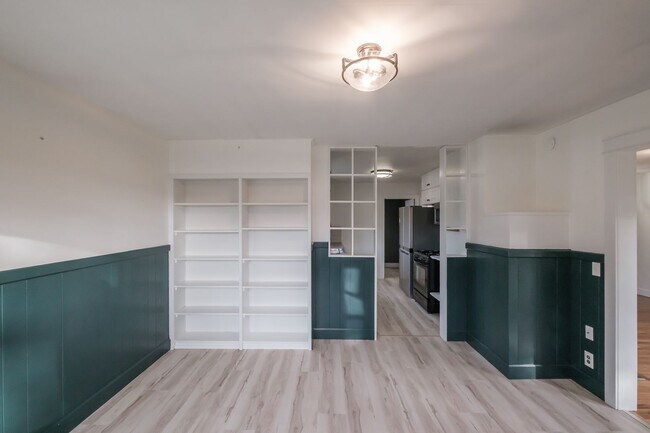 Building Photo - Charming 3-Bed 2 Bath Home with Spectacula...