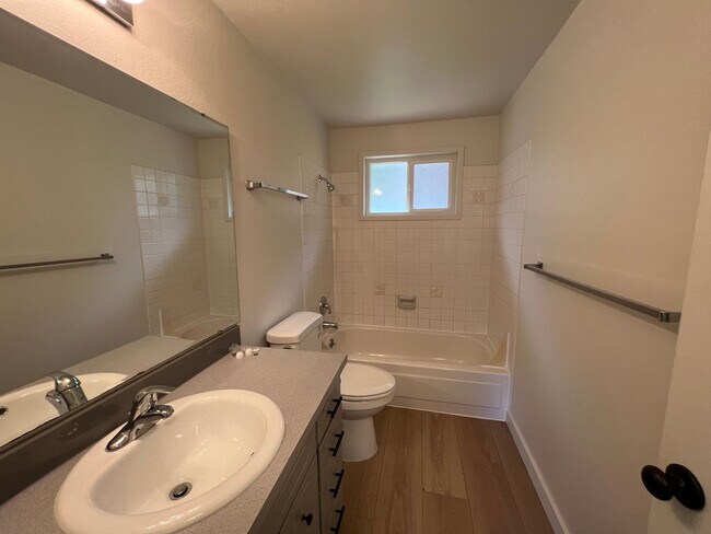 Building Photo - 295/297 Coachman Dr