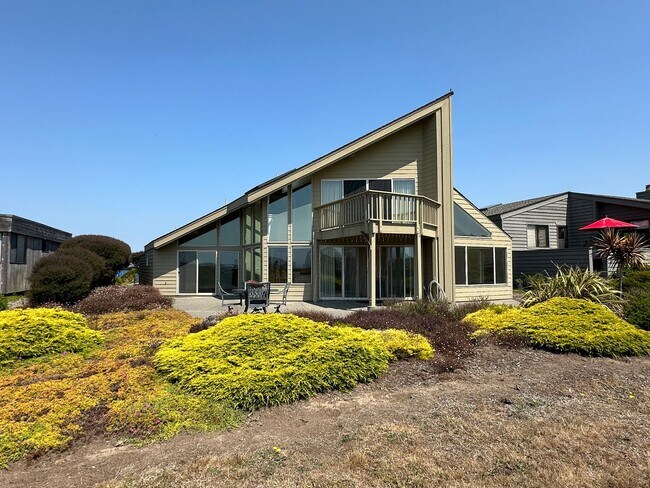 Building Photo - Stunning Home with Breathtaking Golf Cours...