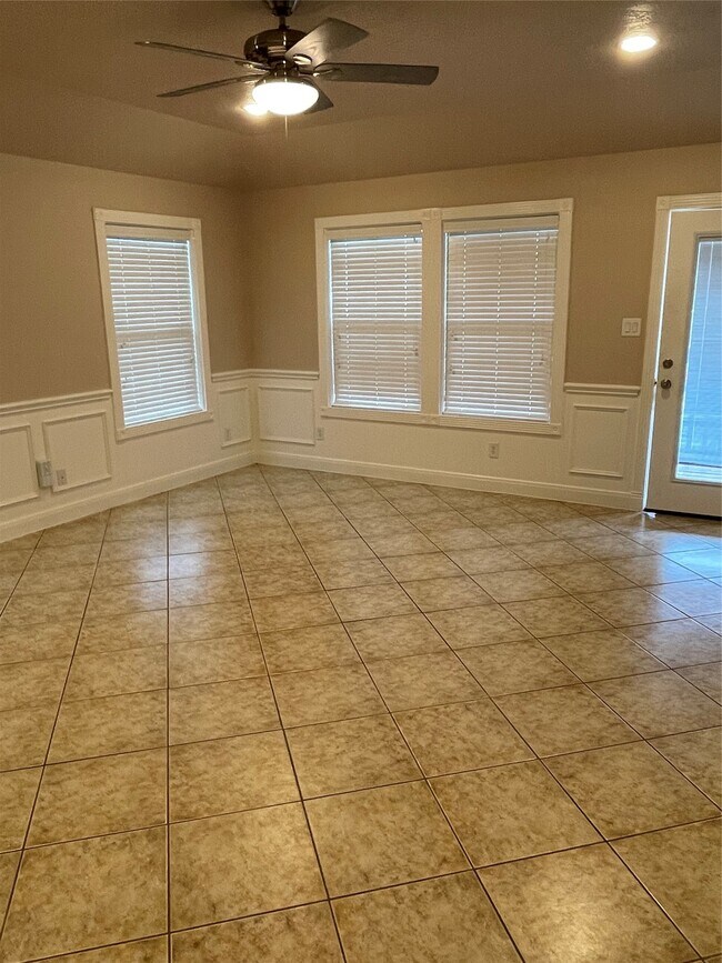 Building Photo - 1018 S Booth Ln