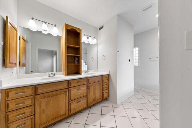 Building Photo - 819 Millpond Dr