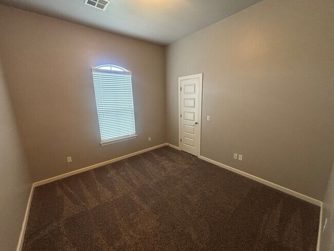 Building Photo - Beautiful 4 bed, 2 bath WITH an Office and STORM SHELTER