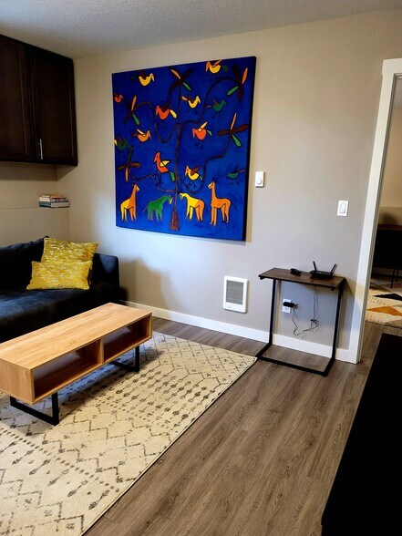 Primary Photo - 6640 N Amherst St