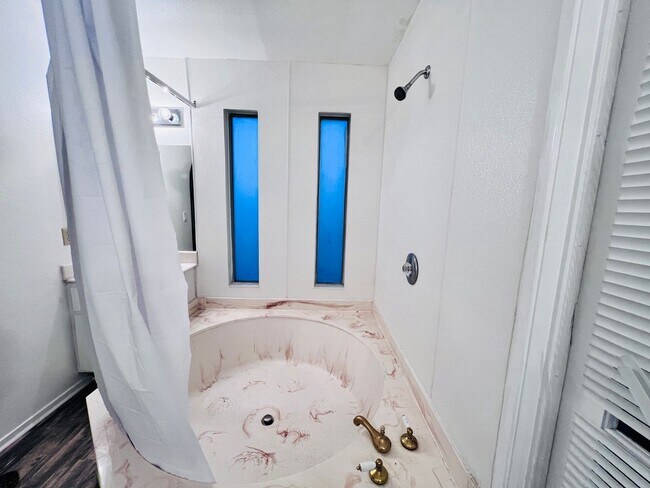 Building Photo - 5048 Spencer St