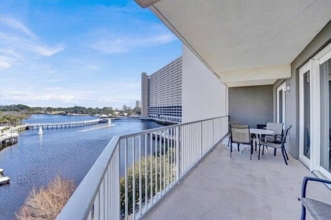 Building Photo - 9800 S Thomas Dr