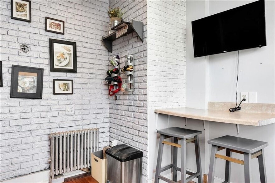 Building Photo - 21 Elton St