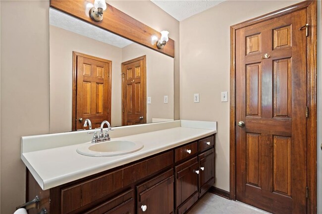 Building Photo - 106 Robinhood Dr