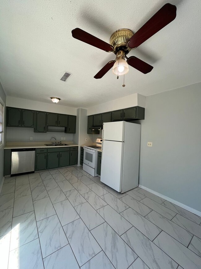 Building Photo - 4 Bedroom Home Located in Pineville Hills Community