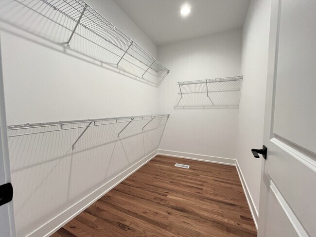 Building Photo - 970 Meadow Ln