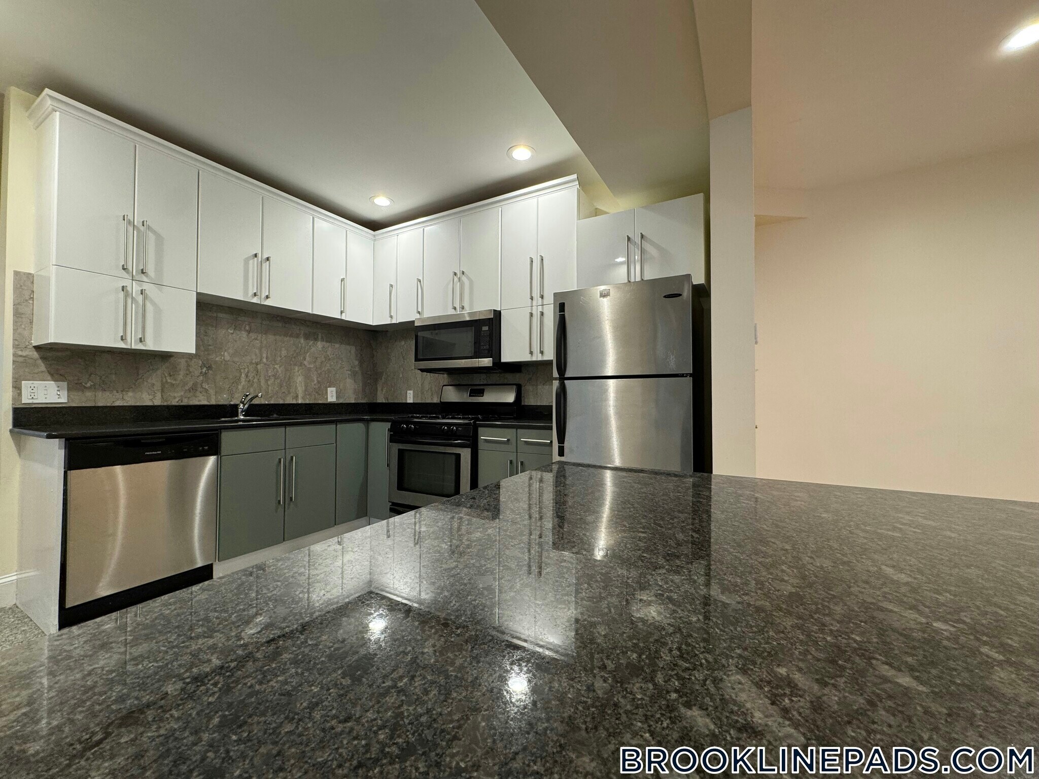 Building Photo - 69 Babcock St