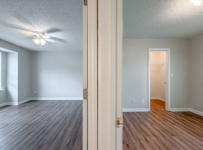 Building Photo - LOVELY SE 3/2 w/ New Paint, Fireplace, Fenced Yard, Vaulted Ceilings, Washer/Dryer, & No Carpet! ...