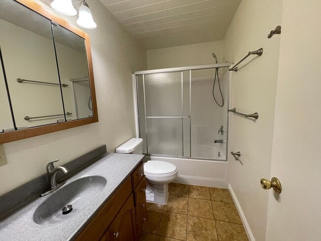 Building Photo - Beautiful and Spacious Pet-Friendly Home!