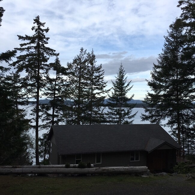 Building Photo - Medium-Low Bank Waterfront Home On Acreage