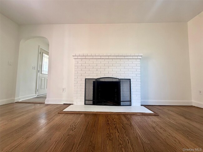 Building Photo - 11 Willow Ln