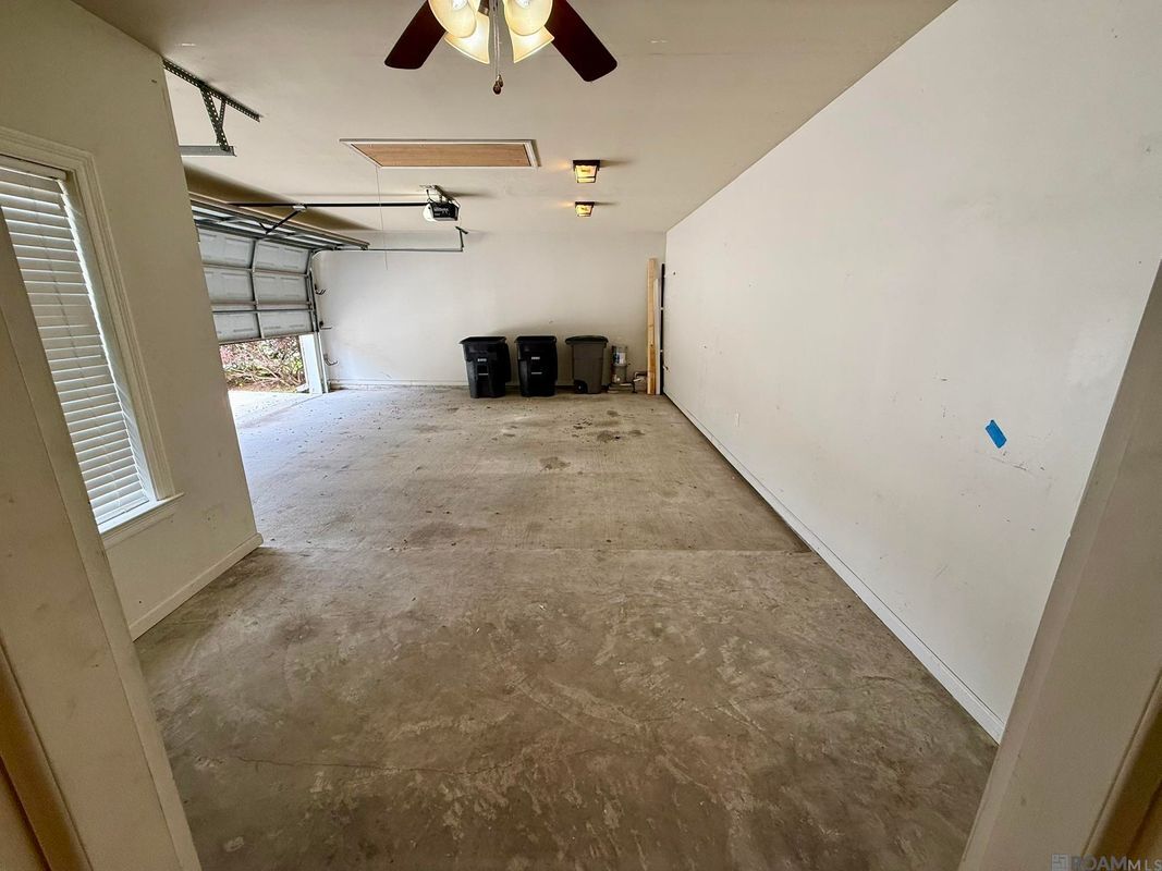 Building Photo - 10408 Springtree Ave