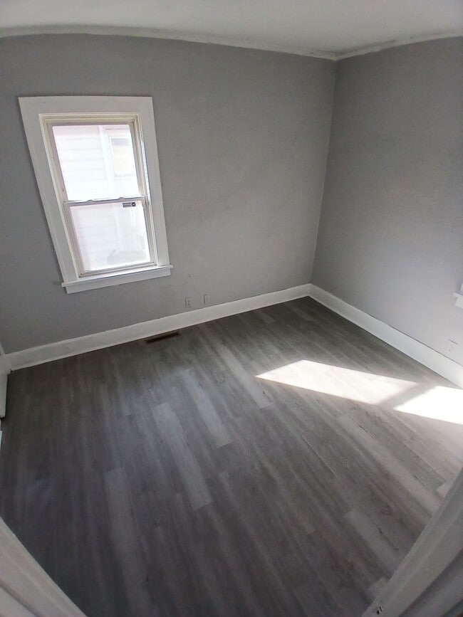 Building Photo - 2011 School St