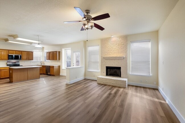 Building Photo - Move-In Ready 5-Bedroom With New Vinyl Floors