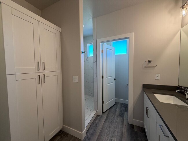 Building Photo - BRAND NEW TOWNHOME FOR RENT!