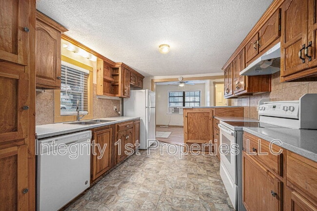 Building Photo - 618 N 11th St