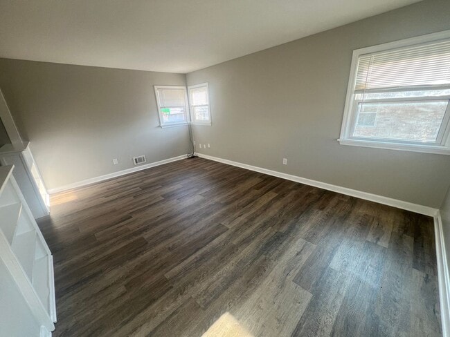 Building Photo - 3 bedroom, 2 bath Ranch with a partially finished basement