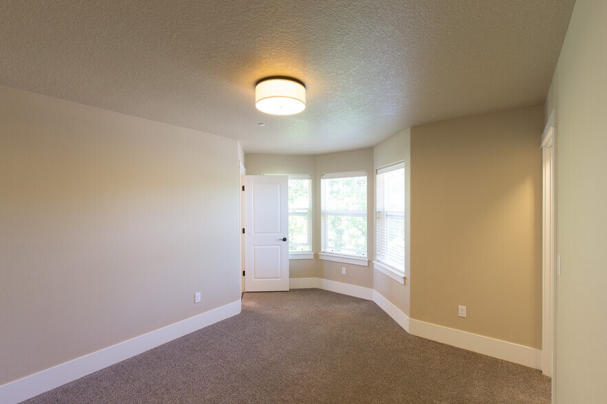 Building Photo - 915 SW 10th St