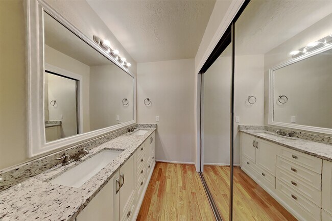 Building Photo - 20 Early Dawn Ct